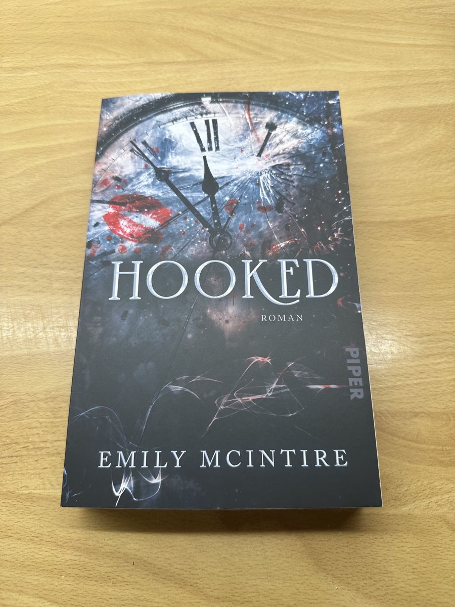 Libri: Hooked - Emily Mcintire – Nuovo e nell'imballaggio originale da Richterswil venduto da Tamtamgirl2