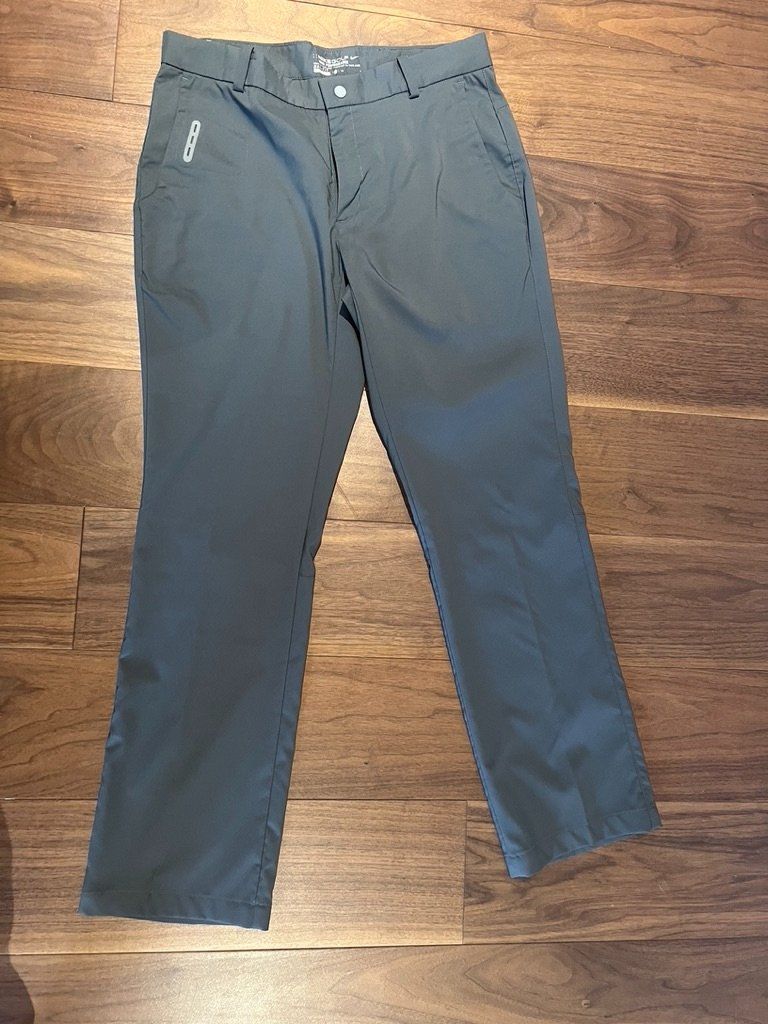 Nike Hosen: Pantalons de golf Nike - US 32 - L – Gebraucht aus St-Sulpice VD von juhdu