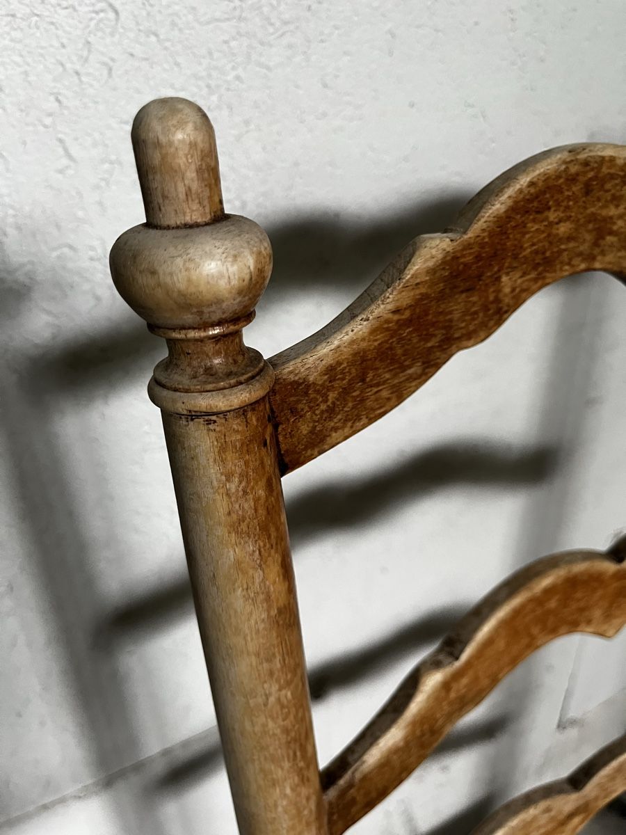 Stühle: Antiker Stuhl aus Holz mit Strohsitz – Gebraucht aus Stettlen von mel_bm8k 1