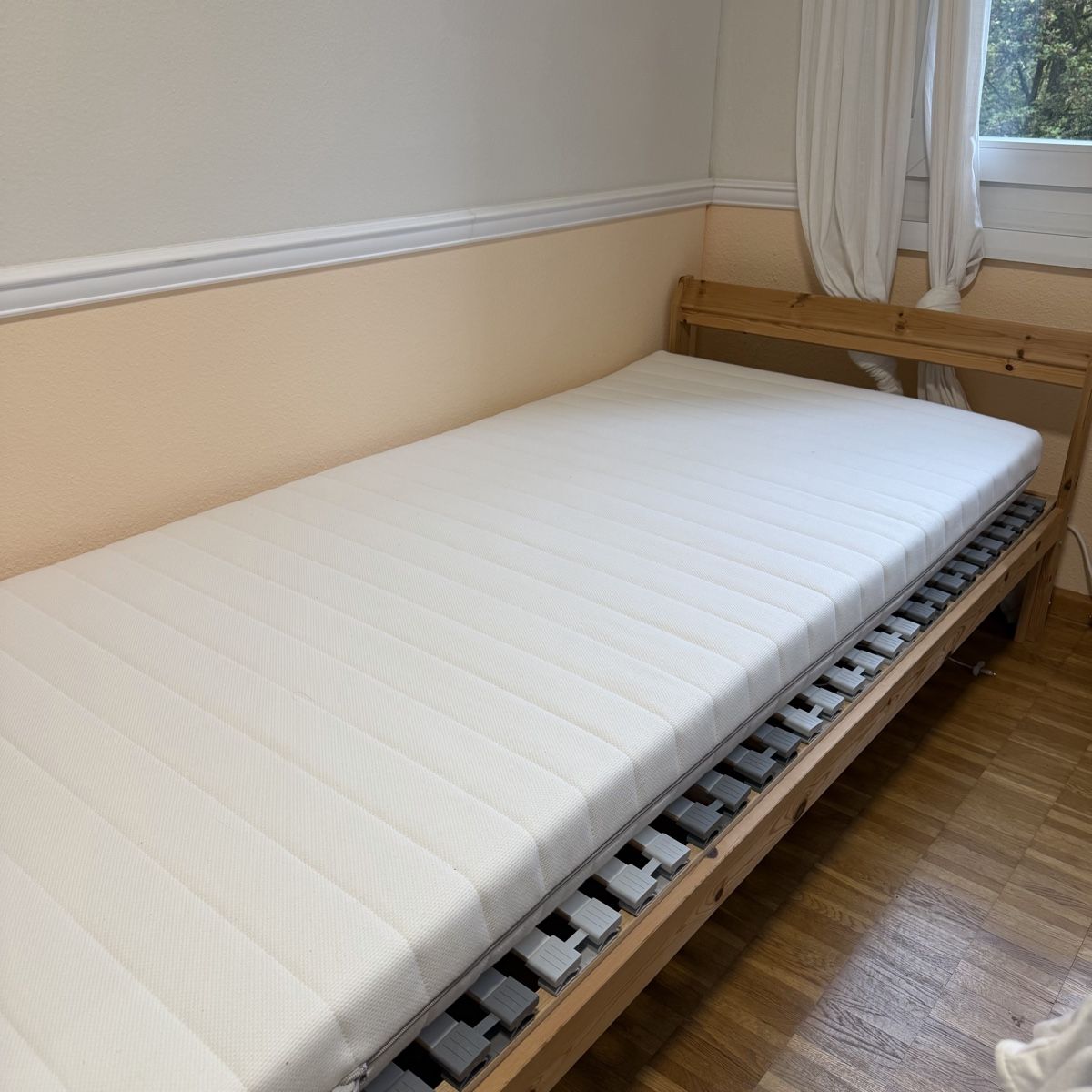 Betten: Bed with Mattress – Gebraucht aus Benglen von ellaellatana