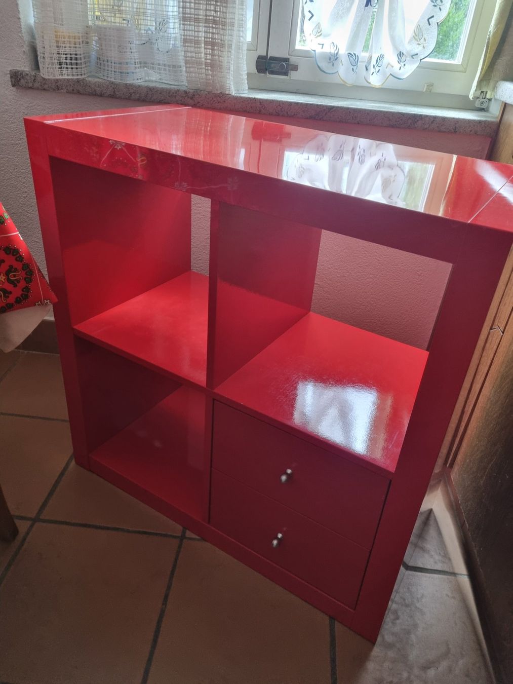 Ikea Regale: Ikea Regal rot Glanz mit Gebrauchsspuren – Gebraucht aus Wädenswil von Patriots 2