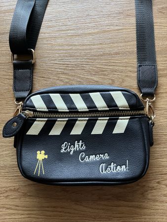 Süsse Tasche von Vendula London / Filmklappe / Kino