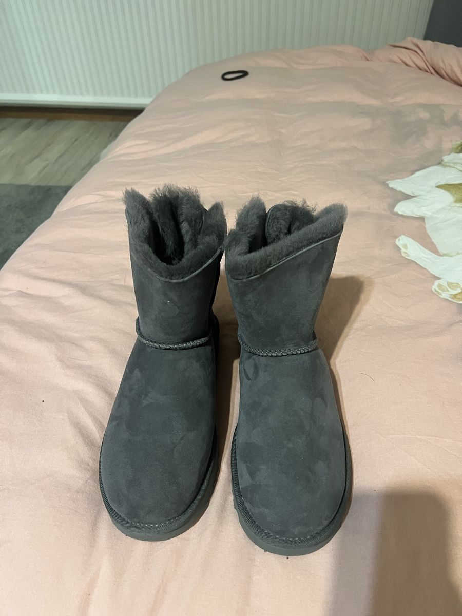 Chaussures femmes: Ugg Mini BOW grigi – Neuf (Voir description) à St Moritz par Ma_S2023