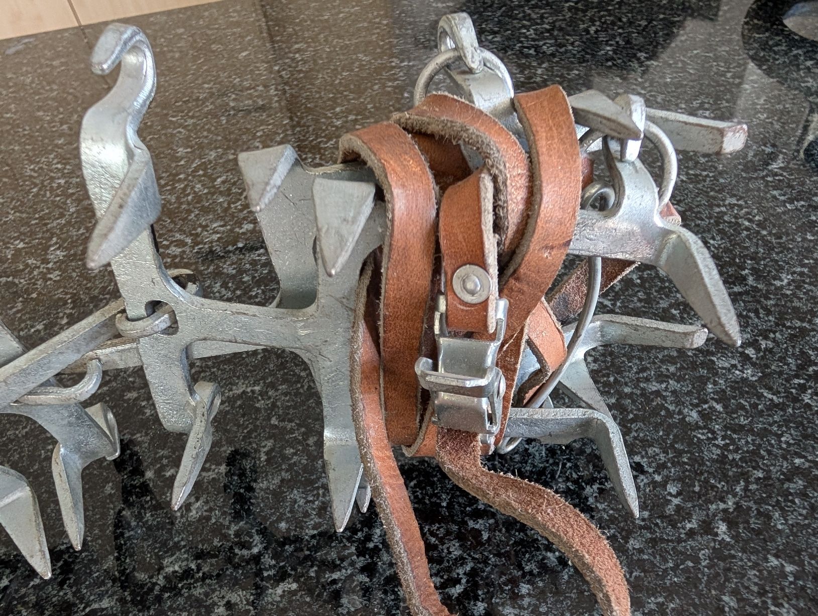 Altro in Alpinismo & Escursioni: Steigeisen mit Lederriemen – Usato da Vilters venduto da tha-tha 6