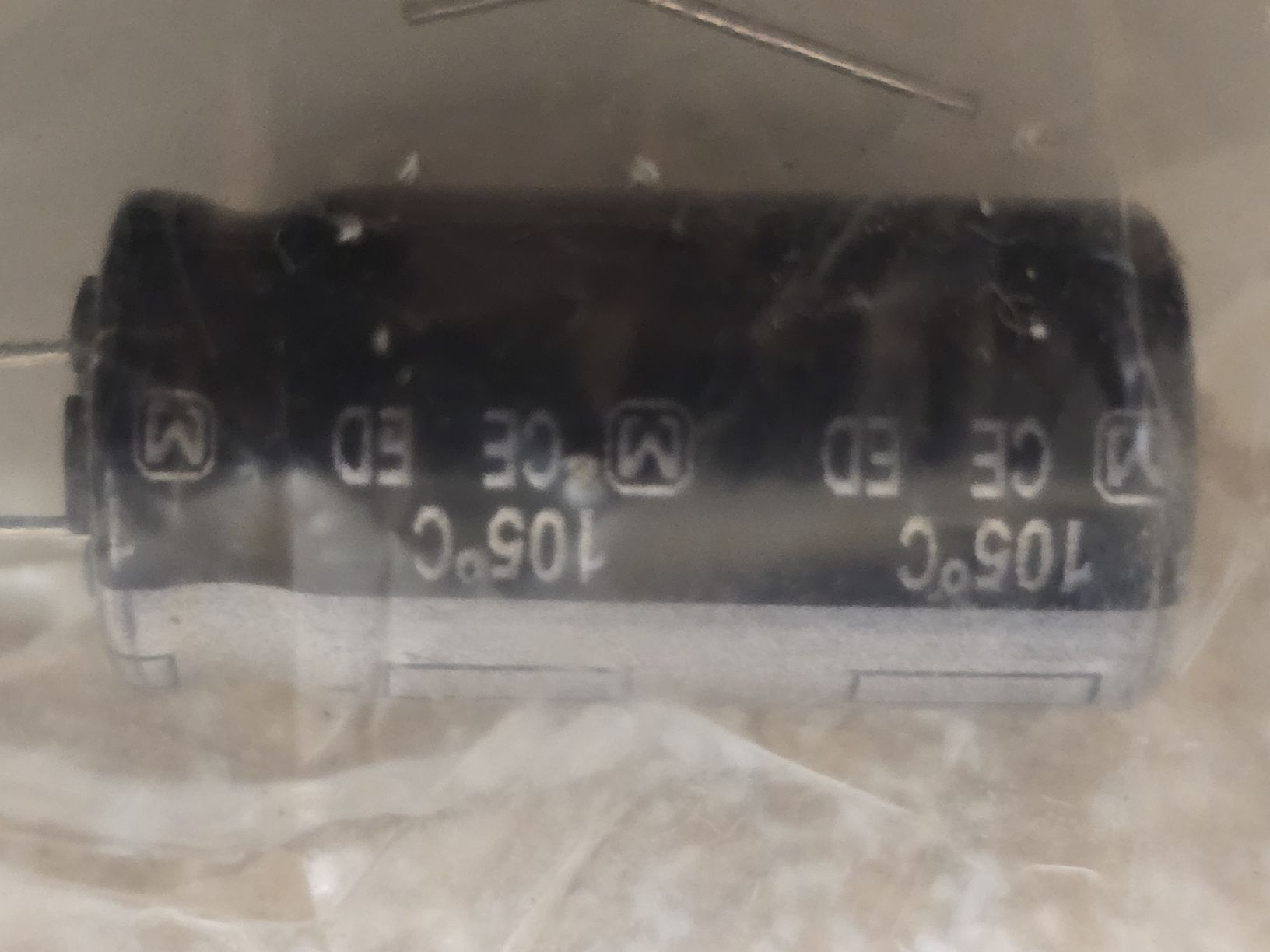 Panasonic Componenti elettronici: Kondesator 22uF 400Volt Panasonic capacitor – Nuovo e nell'imballaggio originale da Lenzburg venduto da cameleoncolor 2