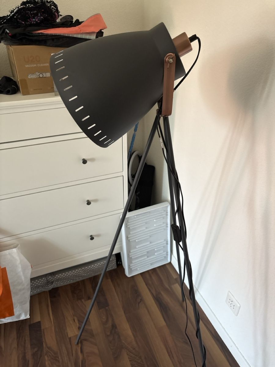 Lampade: Ständerlampe grau – Usato da Dinhard venduto da mga_5yml
