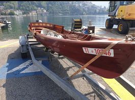 Lancia in legno a remi con motore fuoribordo 