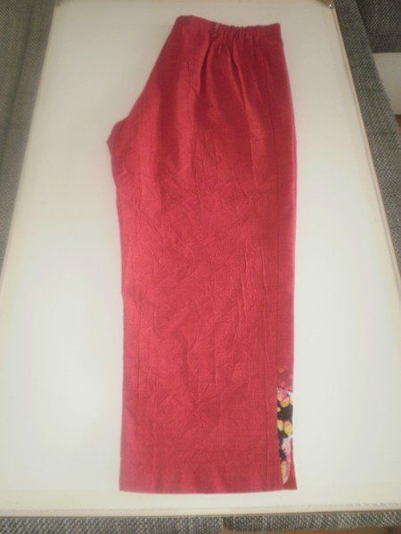 Hosen: Pantalon 3/4 rouge T. 5 – Neu (gemäss Beschreibung) aus Marin-Epagnier von Madja