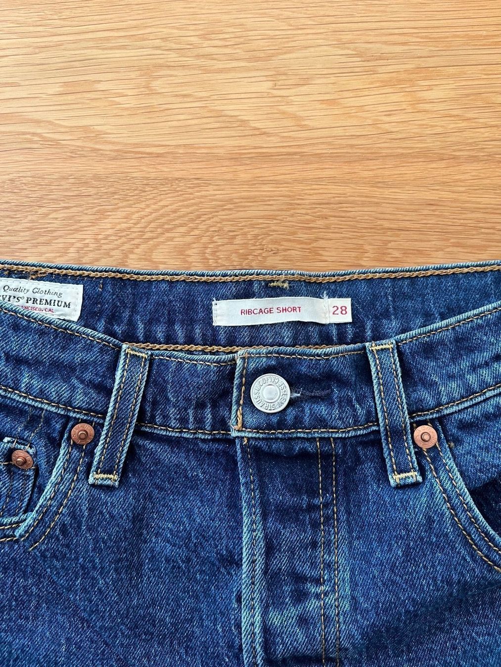 Levi's Jeans: Levi’s Ribcage Short Gr. 28 – Usato da Interlaken venduto da fbnscl 2