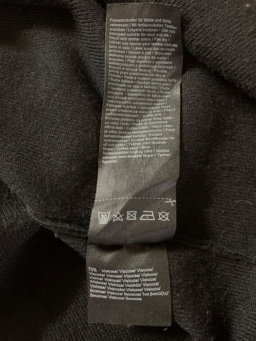 Maglioni & Felpe: schwarzer Pullover mit speziellem Armabschluss / neuwertig – Usato da Meilen venduto da Flockenwirbel 6
