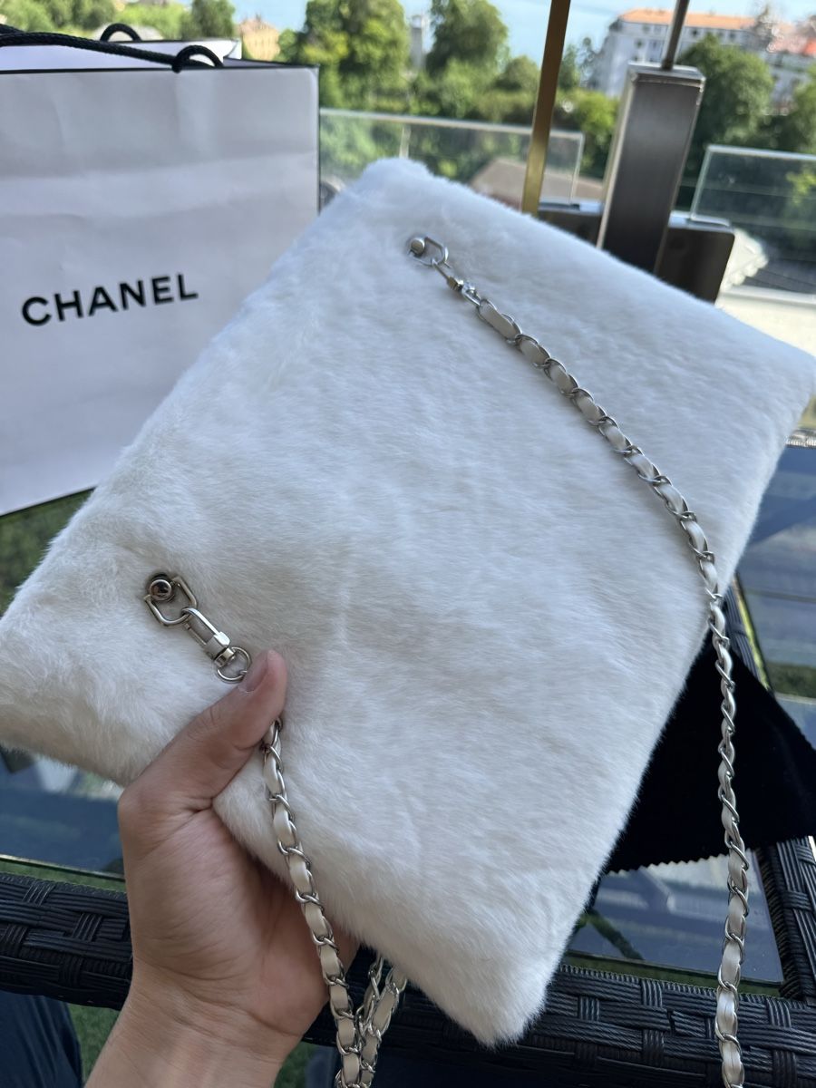Chanel Borse da donna: Sac Chanel VIP fourrure blanche  – Nuovo (secondo la descrizione) da Neuchatel venduto da mar_9blm 4