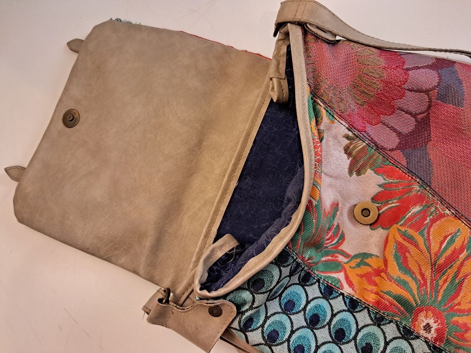 Desigual Borse da donna: Desigual Handtasche mit farbigem Muster – Usato da Zürich venduto da olivier0310 2