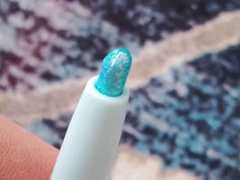 Glitzernder Lidschattenstift "Wild Chameleon" hellblau fü...
