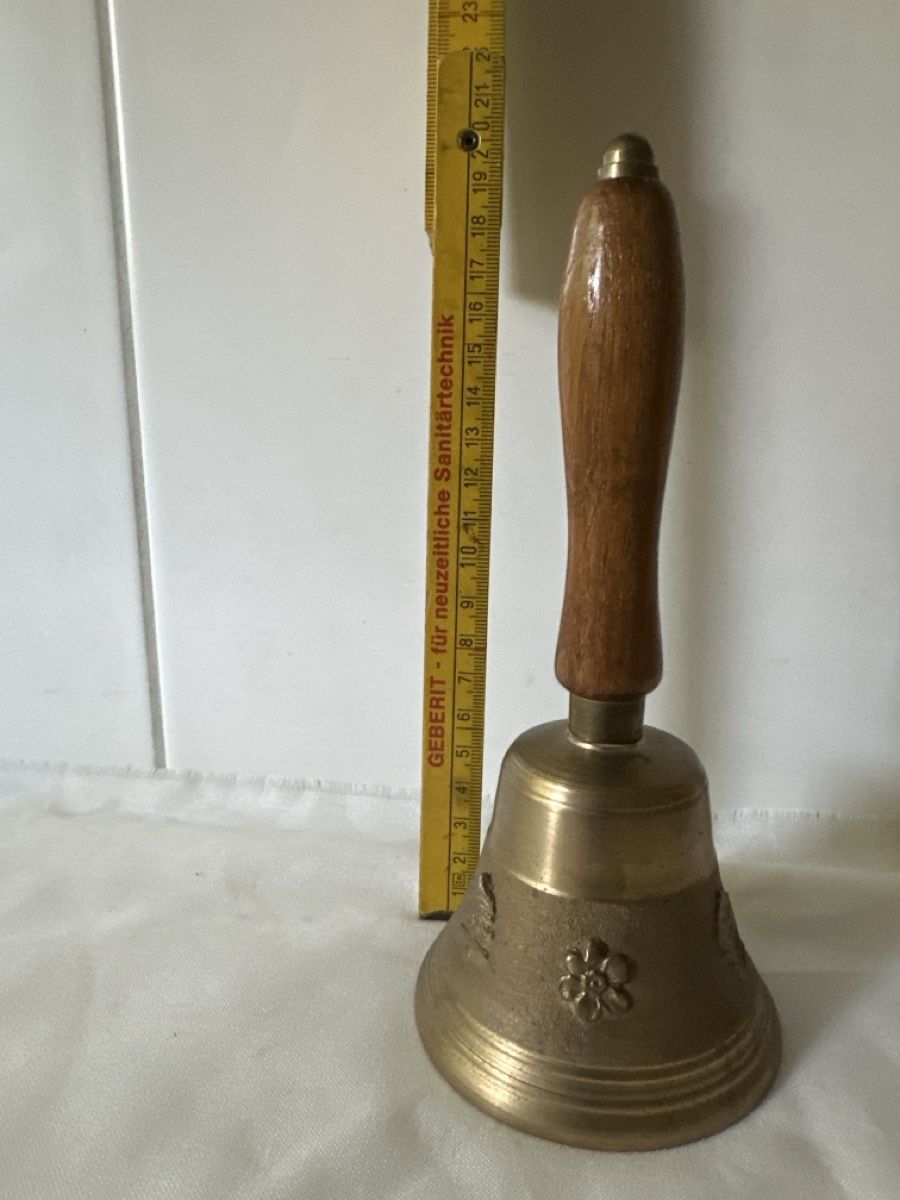 Campanacci mucche: Handglocke mit Holzgriff und Eidgenössischem Wappen, Messing – Usato da Zürich venduto da Chaeffeler 2