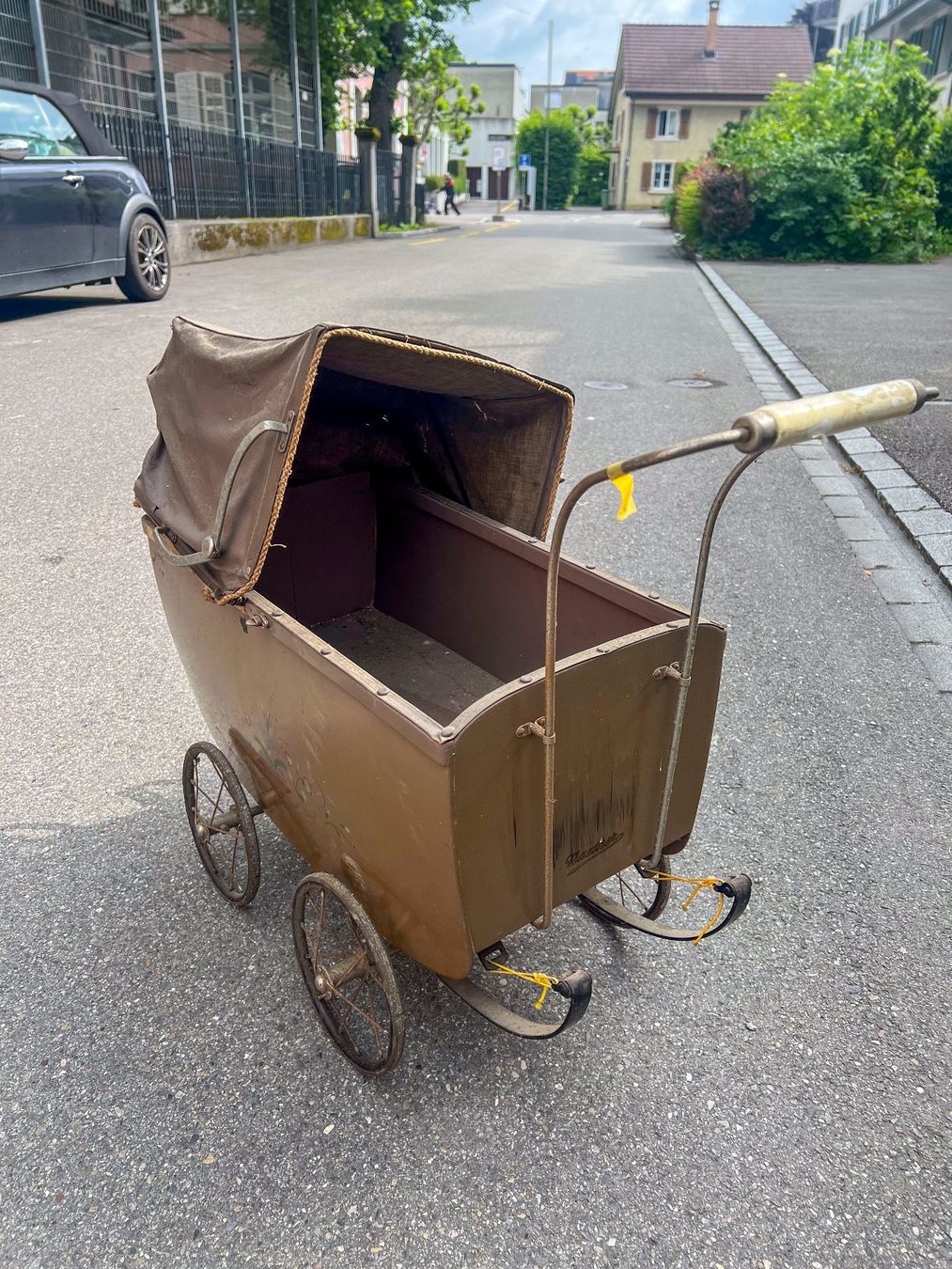 Carrozzine per bambole: Antiker Puppenwagen/Kinderwagen – Difettoso da Winterthur venduto da Ael_