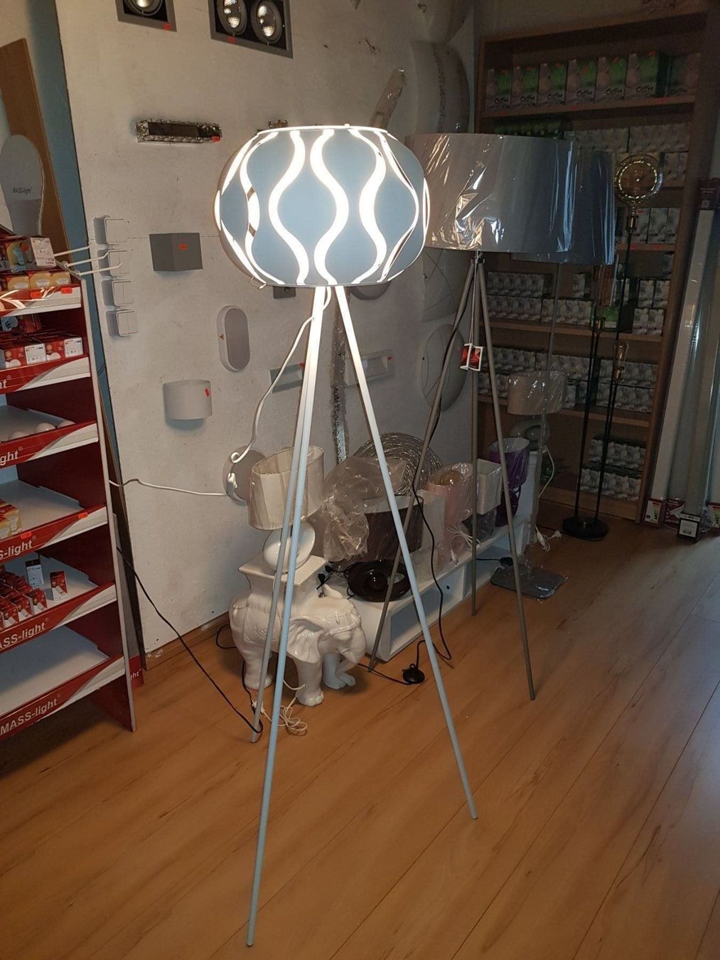 Lampade: VOGUE WEISS BODENLAMPE – Nuovo e nell'imballaggio originale da Altendorf venduto da Anddus-light