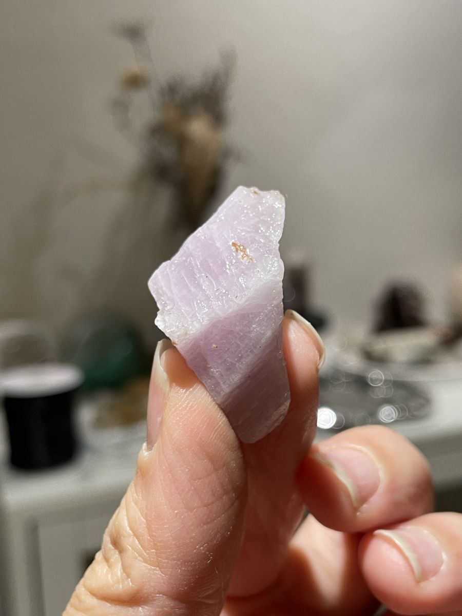 Mineralien & Heilsteine: Kunzit Rohstein aus  Afghanistan – Gebraucht aus Schiers von sisikristall