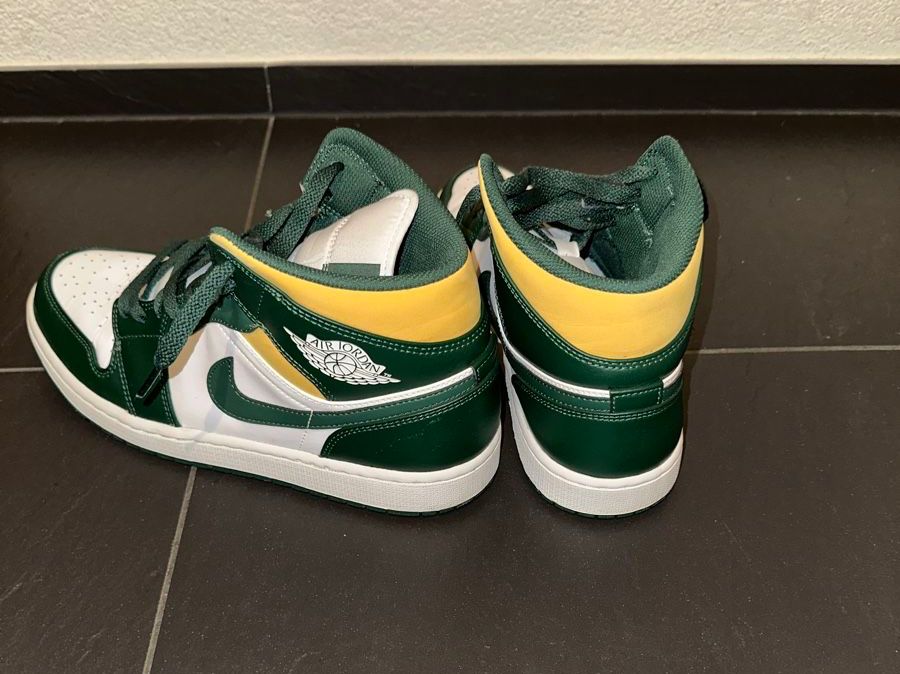 Jordan Scarpe da uomo: Air Jordan 1 Mid – Nuovo (secondo la descrizione) da St.Gallen venduto da Ha-Ha 2