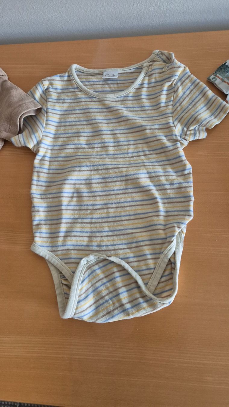 Lotti di vestiti: 5 bodys m. courtes C&A et SMILE, taille 98 – Usato da Goumoens-la-Ville venduto da cfaIII 4