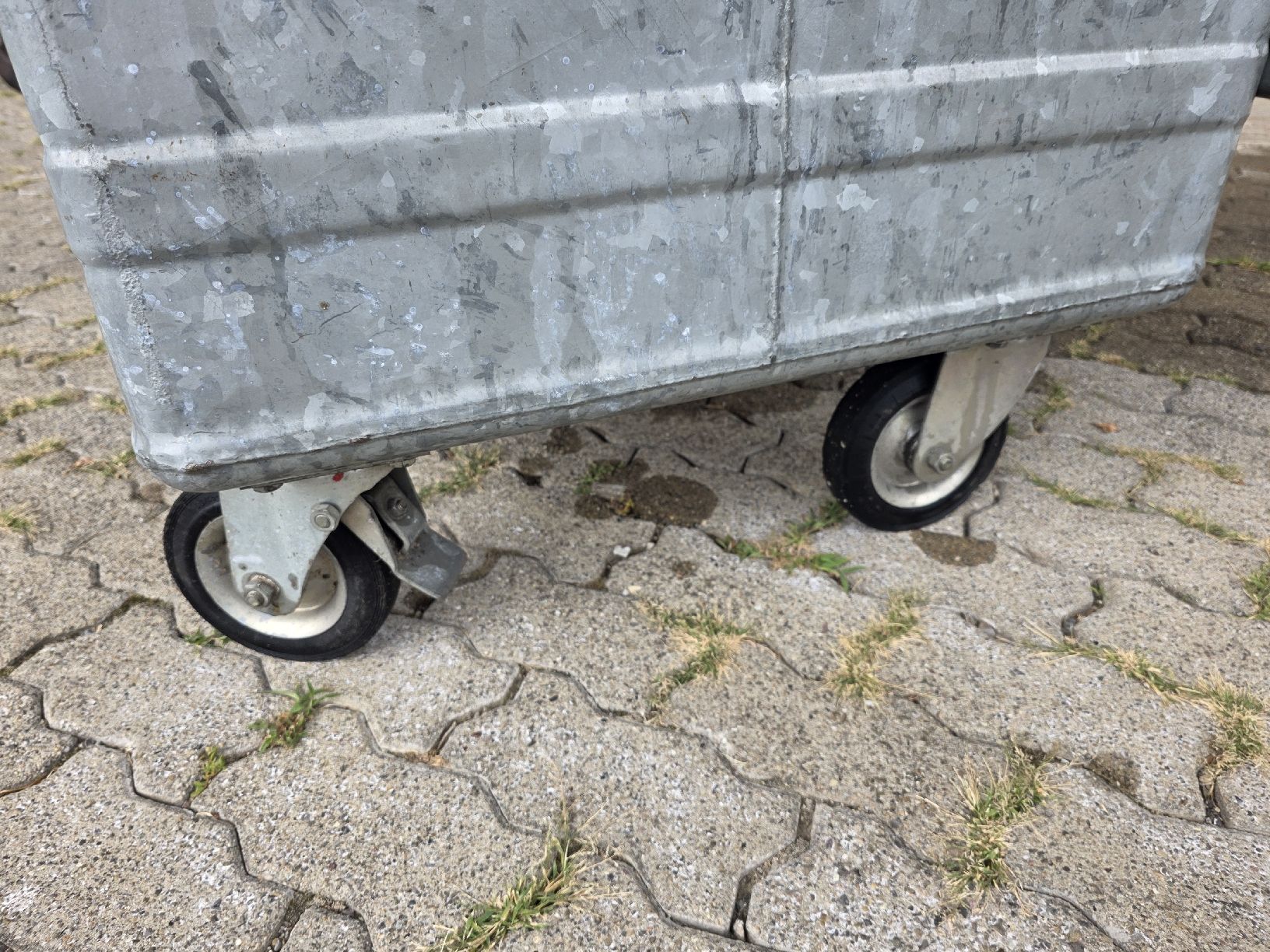 Sonstiges für Büro & Gewerbe: Stahlcontainer Verwo 800 Liter – Gebraucht aus Uster von Cruleye 8