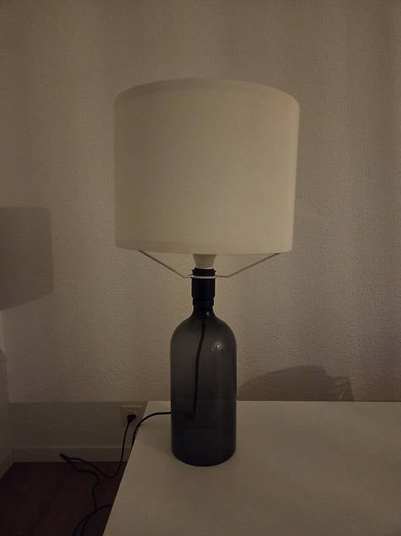 Lampade: Moderne Tischlampe mit Glasfuss und Stoffschirm – Usato da Einsiedeln venduto da T.engeler 1