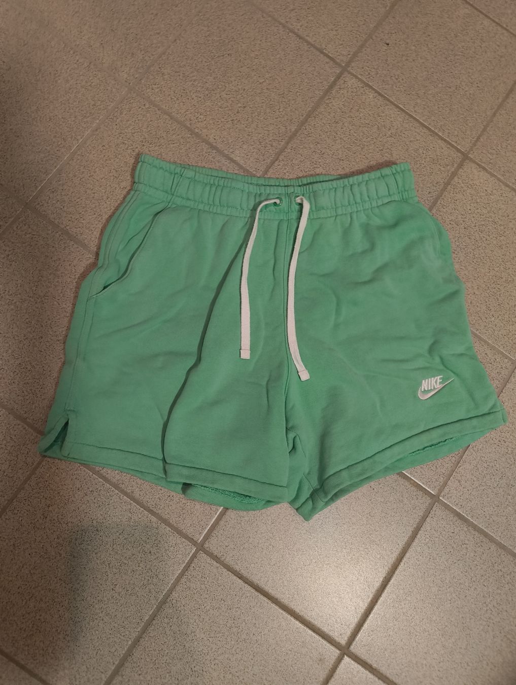 Nike Pantaloni: Mattgrüne Nike Shorts – Usato da Veltheim AG venduto da Eustacia