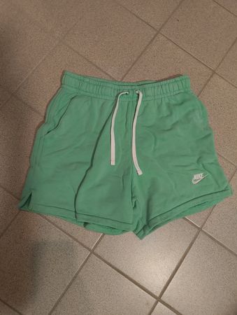 Mattgrüne Nike Shorts