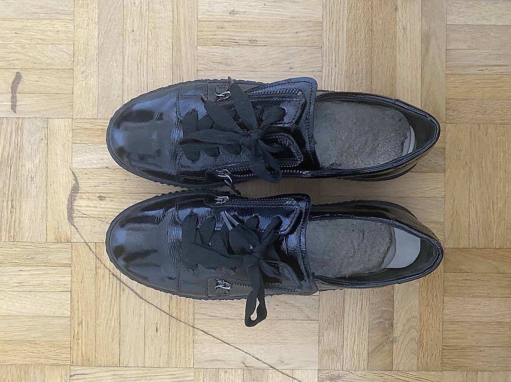 Damenschuhe: Schwarze Lack-Sneaker  – Neu und originalverpackt aus Laufen von Looc_ 4