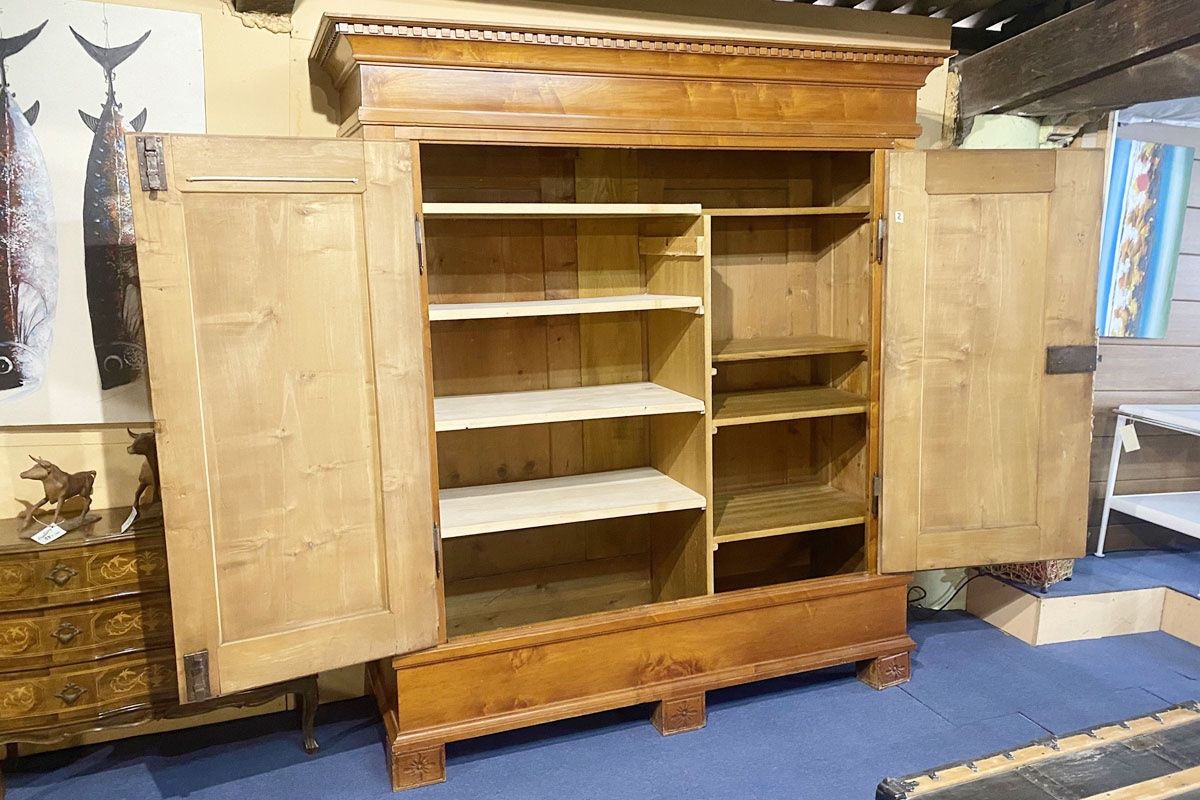Armadi: Riesiger alter Holzschrank – Usato da Ballwil venduto da ClassicGallery 2