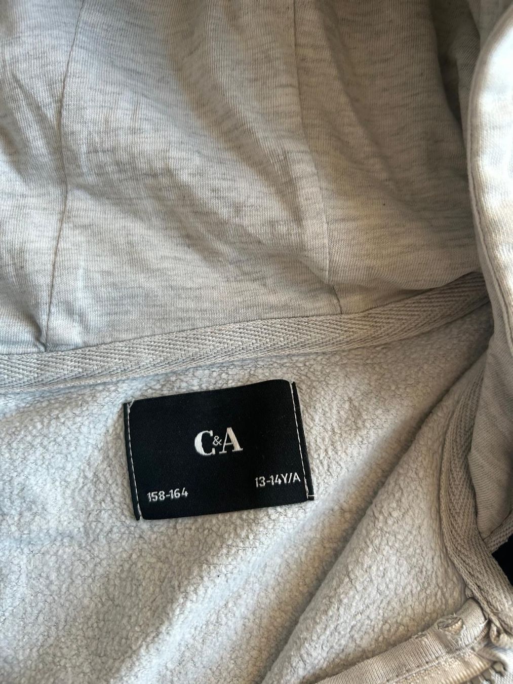 C&A Pulls et sweat-shirts: Pull à capuche enfant – D'occasion à Chêne-Bourg par JKLN 1