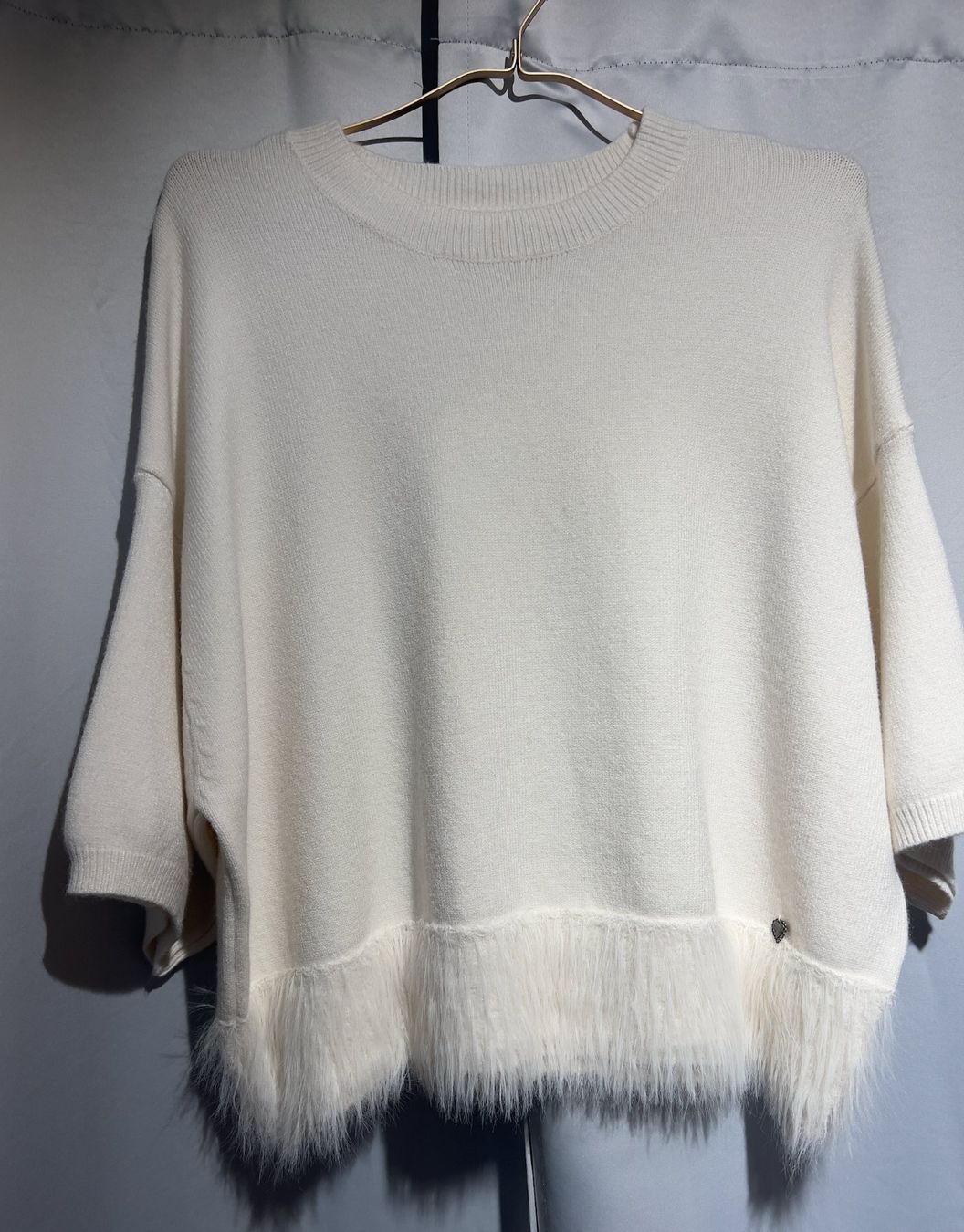 Maglioni & Felpe: Kurzarm-Pullover / Shirt mit Fransenanbschluss in off-white – Nuovo e nell'imballaggio originale da Zürich venduto da Naebeli