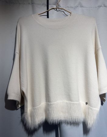 Kurzarm-Pullover / Shirt mit Fransenanbschluss in off-white