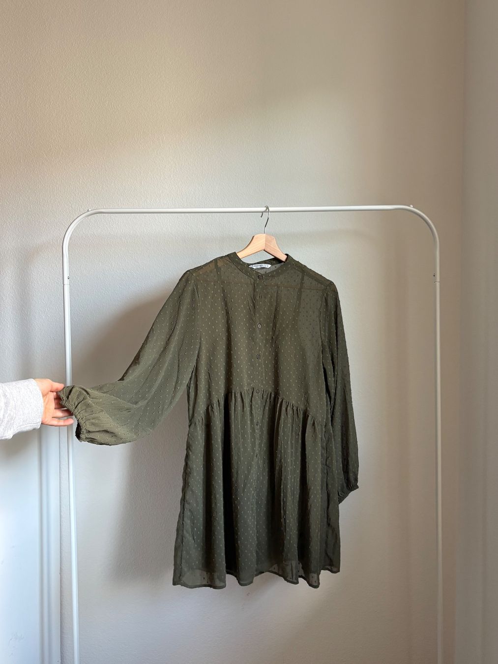 Stradivarius Vestiti: olivgrünes, romantisches Kleid – Nuovo (secondo la descrizione) da Zürich venduto da bbbggg 2