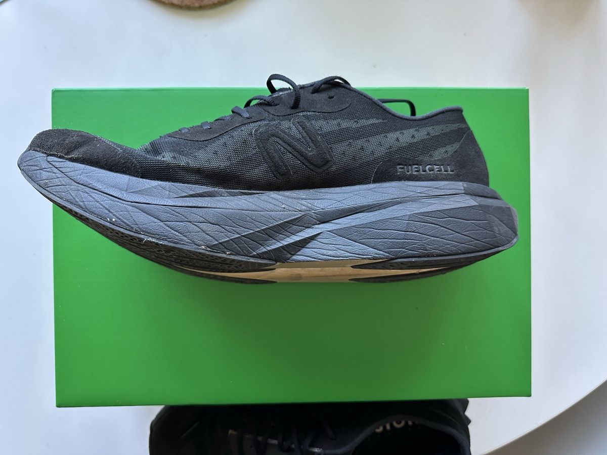 New Balance Scarpe da uomo: District Vision + New Balance FuelCell Supercom Elite V4 – Usato da Lausanne venduto da hcomme