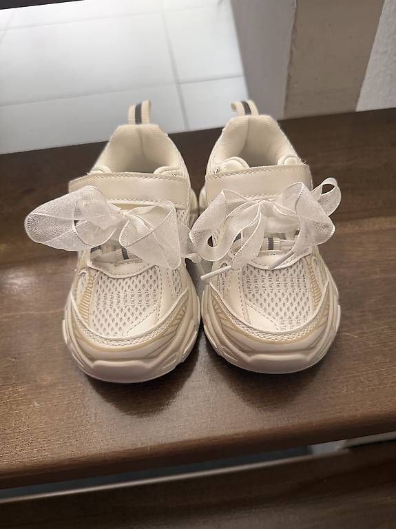 Scarpe per ragazze: Neue Schuhe grösse 26 – Nuovo (secondo la descrizione) da Bassersdorf venduto da Celicast205 2