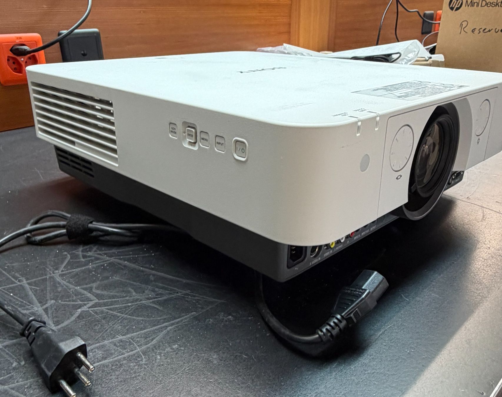 Sony Proiettori: Sony VPL-FH30 Beamer + Halterung – Usato da Appenzell venduto da guyo2011 2