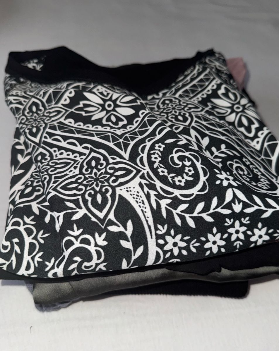 Lotti di vestiti: Tops/ T-Shirts M/L 40 6 Stk. – Usato da Gümligen venduto da morticiaaddams 3