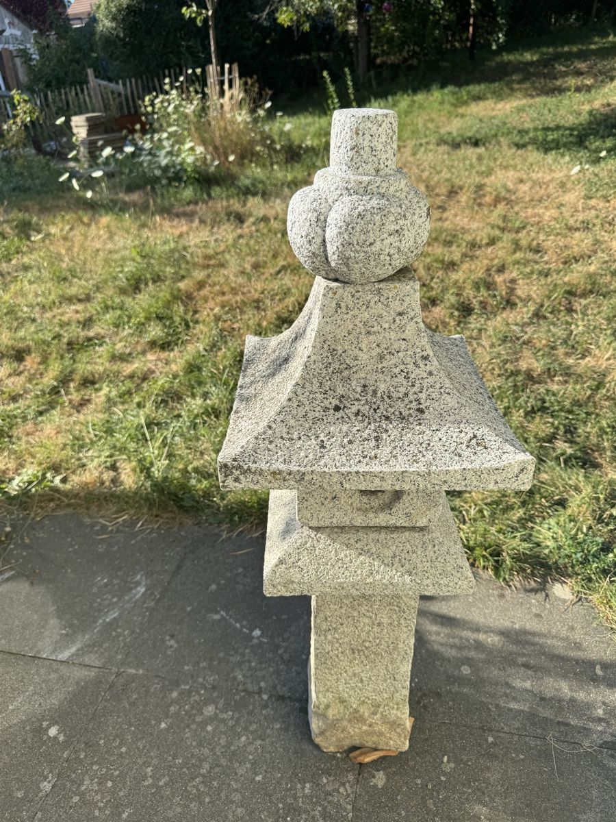 Laternen: Japanische Steinlaterne – Gebraucht aus Besenbüren von Anroni