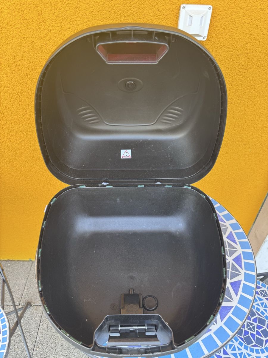 Vespa Valigie: Helmkoffer Vespa – Usato da Erlach venduto da Rolf.Bigler 2