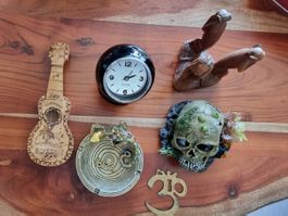 Deko Wecker Uhr OM Gitarre Ibiza Aschenbecher Totenkopf Affe