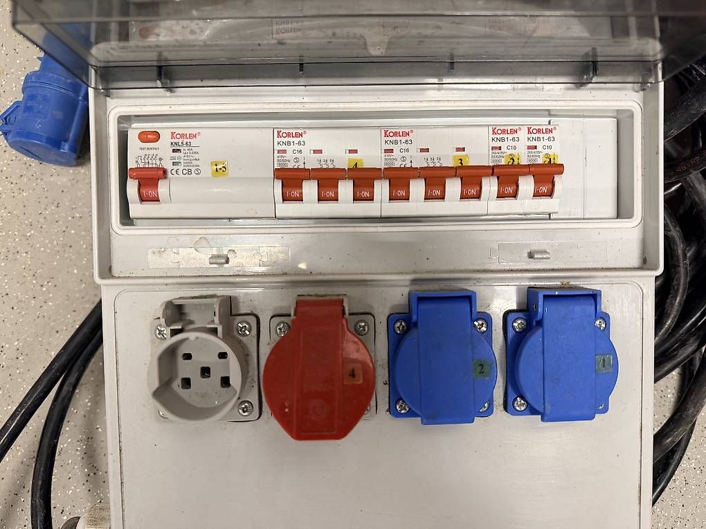 Elettrotecnica: Tableau électrique chantier provisoire 32A – Usato da Bussigny venduto da mdu_y7pk 2