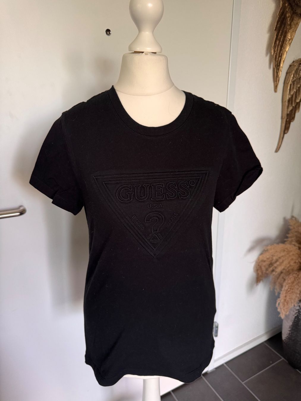 Guess T-shirt: Basic Shirt Schwarz Guess Gr. S – Usato da Rothrist venduto da Fondgruebe