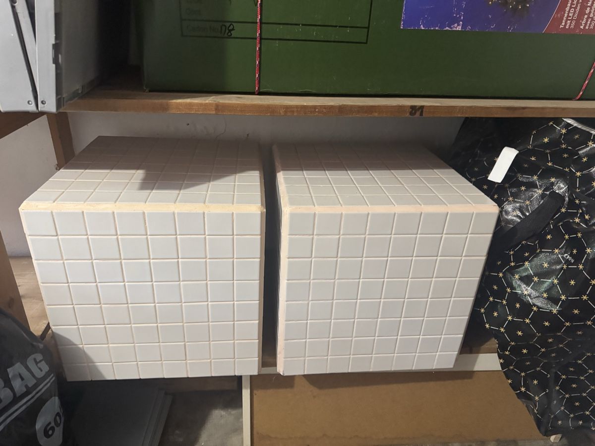 Nachttische: Set Tile-Cubes Nachtisch Kachel-Optik – Gebraucht aus Biel/Bienne von leo_h2vb 2