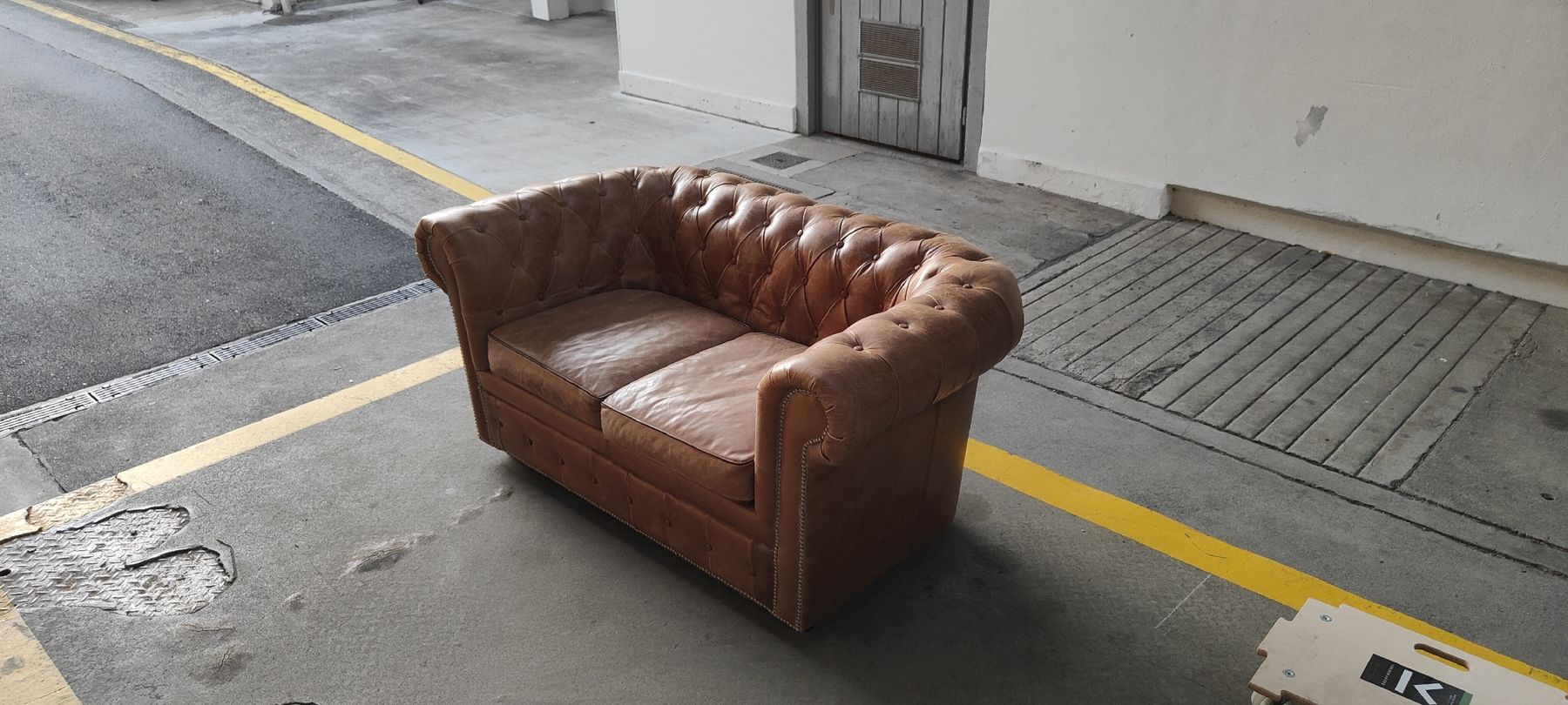 Divani: echt Leder Chesterfield 2er Sofa – Usato da Neuhausen am Rheinfall venduto da PunkyMo 2