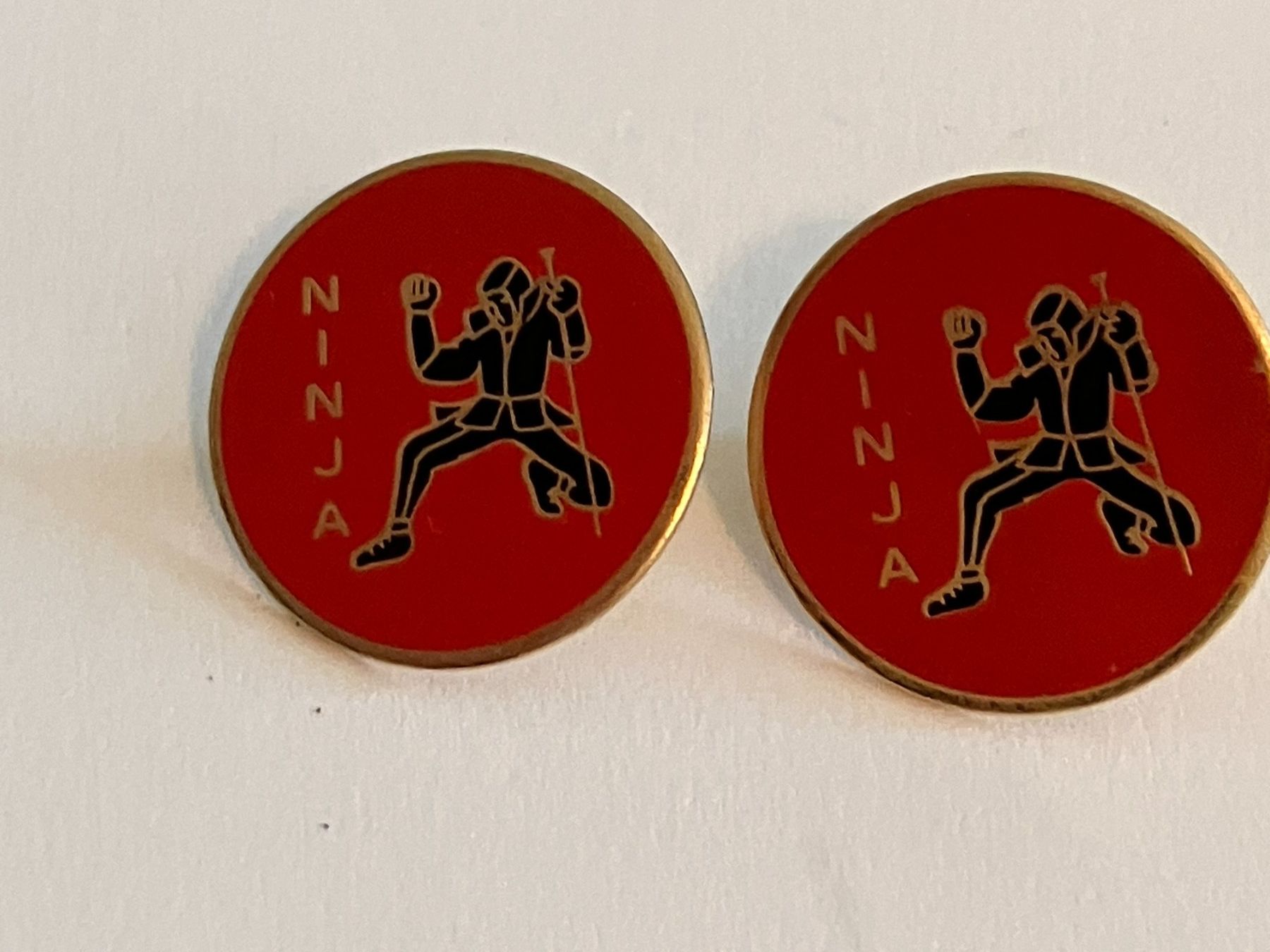 Placchette & Badge: 2 Pin Ninja – Usato da Basel venduto da djwwpp