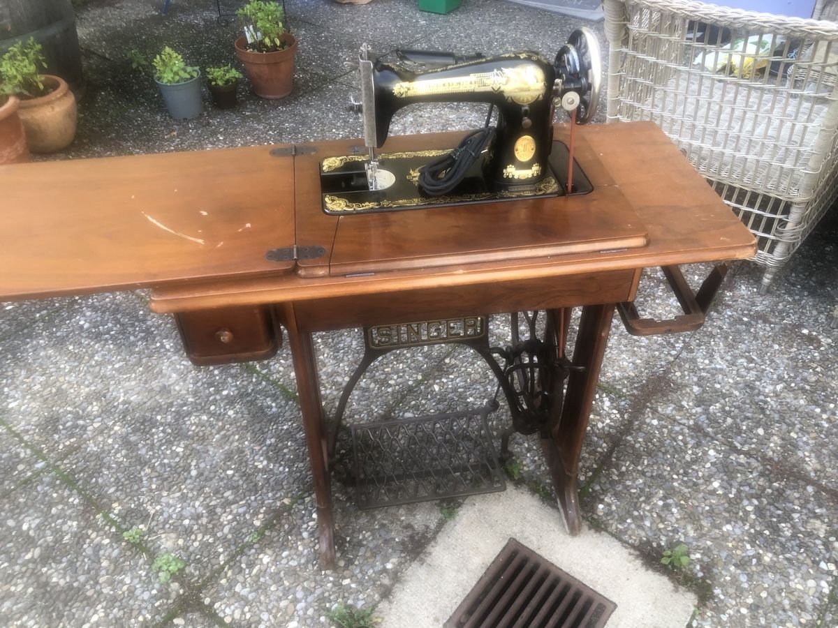 Singer Macchine da cucire: Machine à coudre Singer vintage avec meuble bois – Usato da Bernex venduto da joe_6dn9