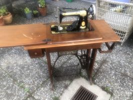 Machine à coudre Singer vintage avec meuble bois