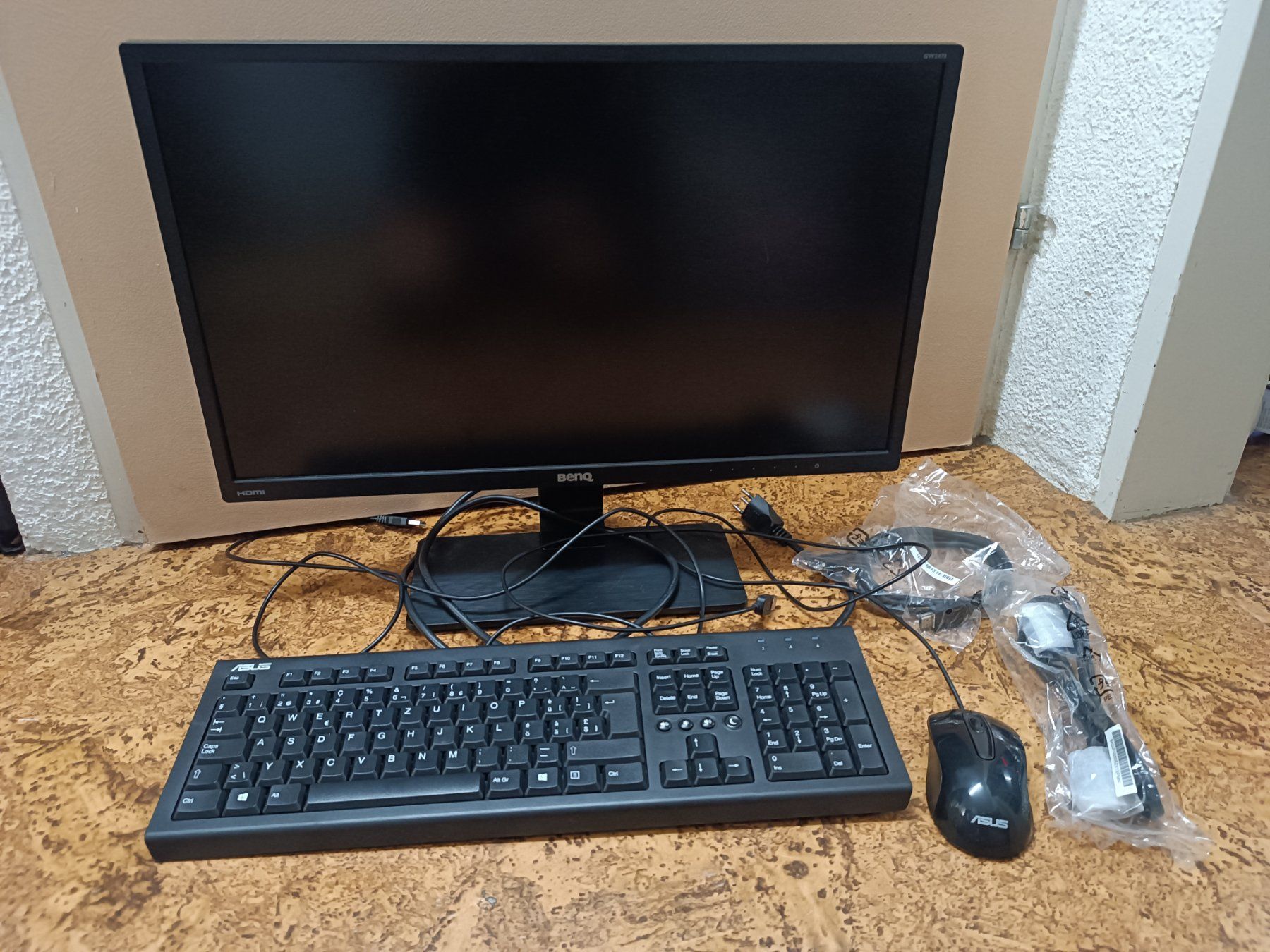 BenQ Monitore: Monitor, Tastatur und Maus Set – Gebraucht aus Obfelden von