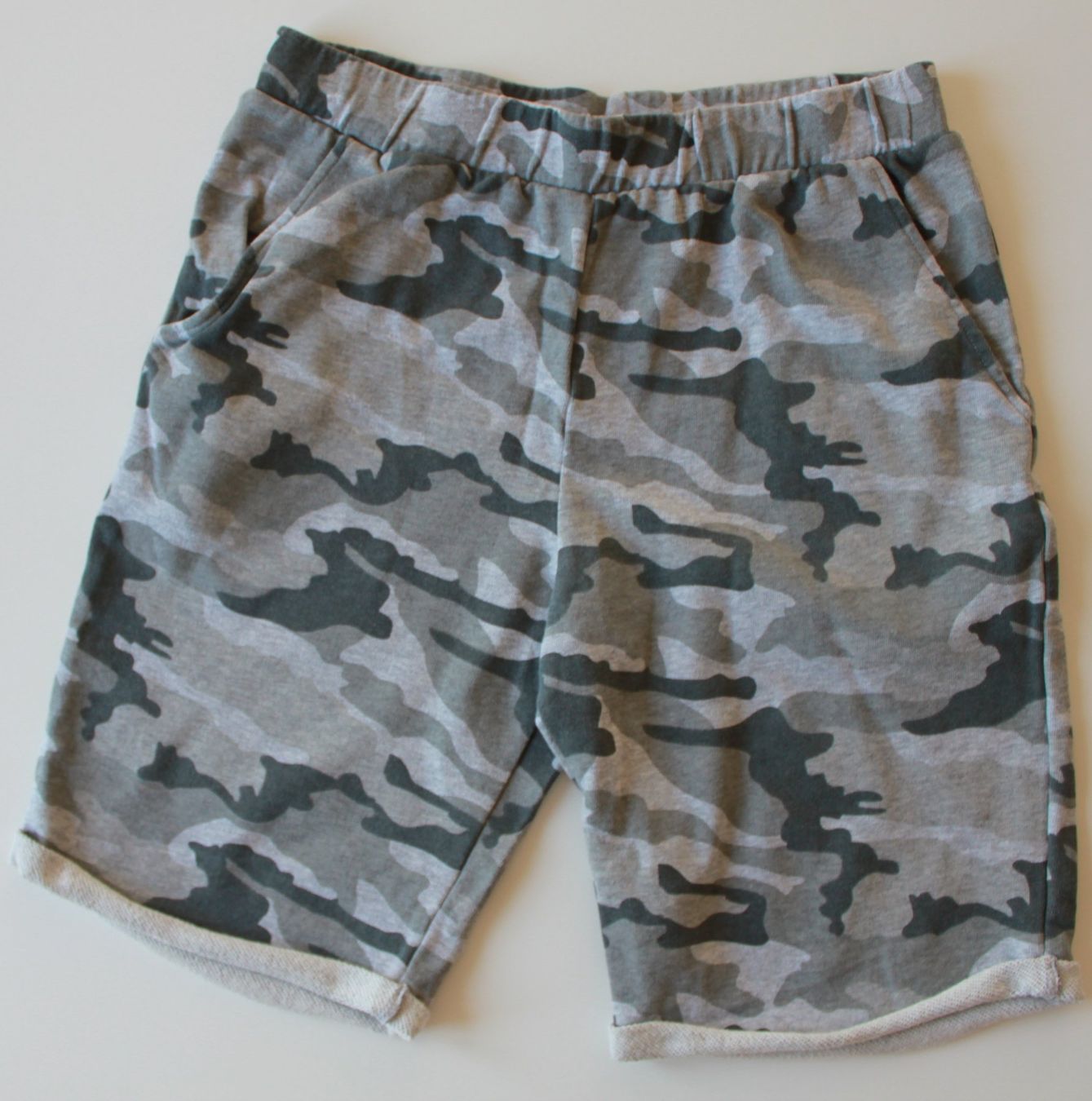 Manor Pantaloni: Lot de 2 shorts garçon Manor    t. env. 170 – Usato da Peseux venduto da Gilloss 1