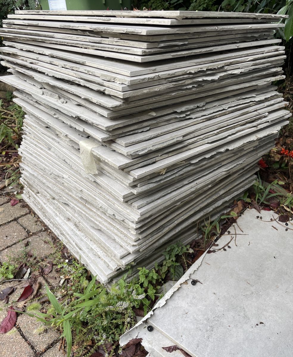 Rivestimenti per pavimenti: hellgraue Fliesen / Bodenplatten 60x60cm - ganzer Stapel – Usato da Bern venduto da PJOCH 2
